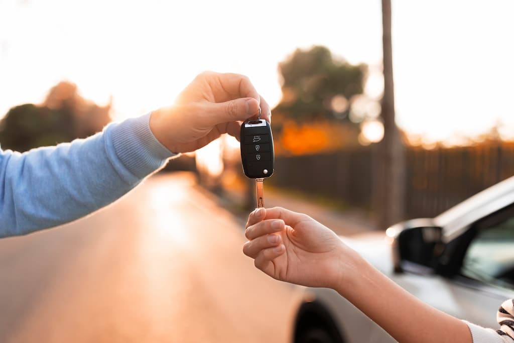 ¿Qué es un alquiler de coche sin franquicia?